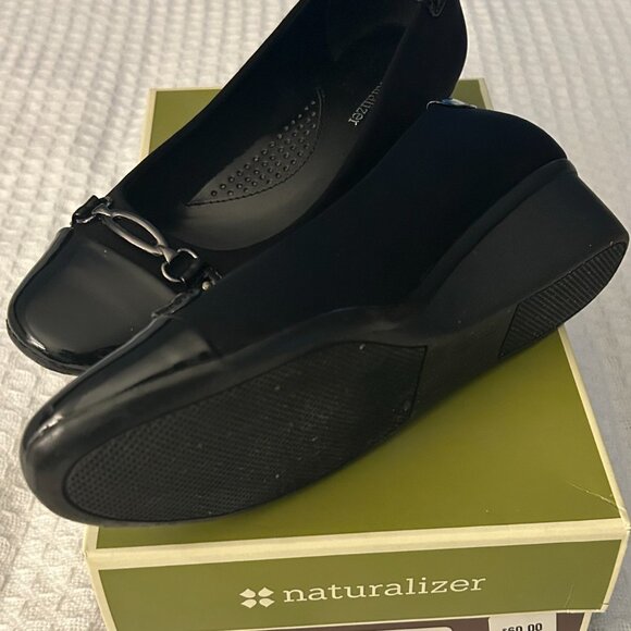 Exceptionally Comfortable and Stylish Black and Patent Leather Women's Shoes - Picture 9 of 9